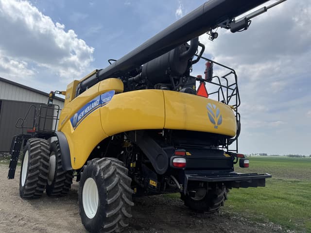 Image of New Holland CR7.90 equipment image 4