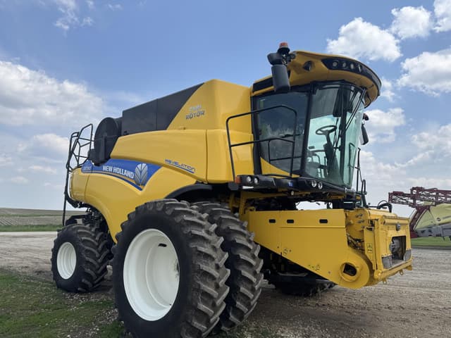 Image of New Holland CR7.90 equipment image 2