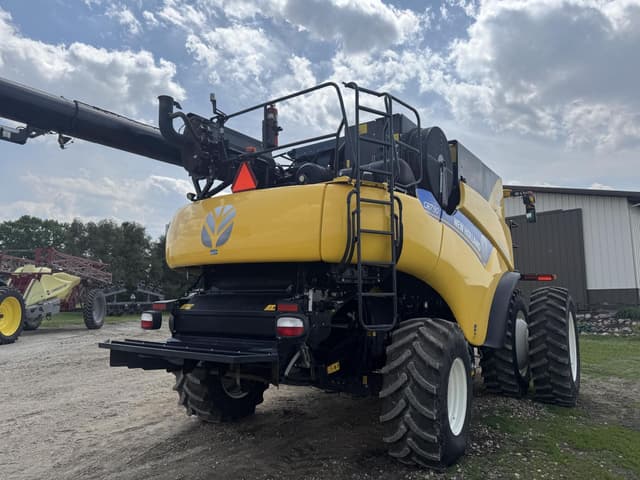 Image of New Holland CR7.90 equipment image 3