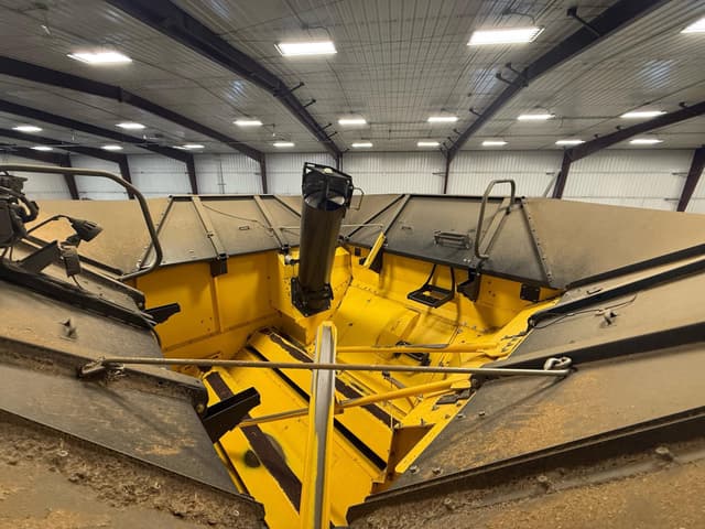 Image of New Holland CR8.90 equipment image 4