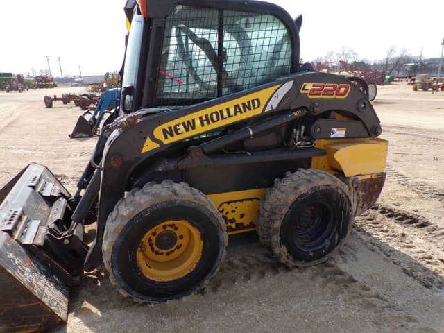Image of New Holland L220 equipment image 4