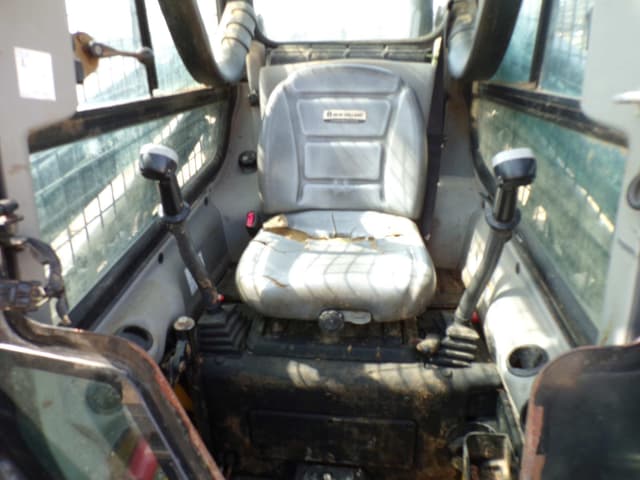 Image of New Holland L220 equipment image 3