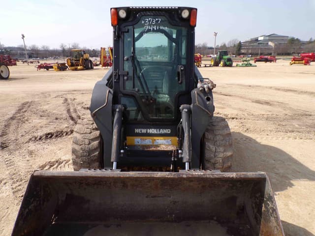 Image of New Holland L220 equipment image 2