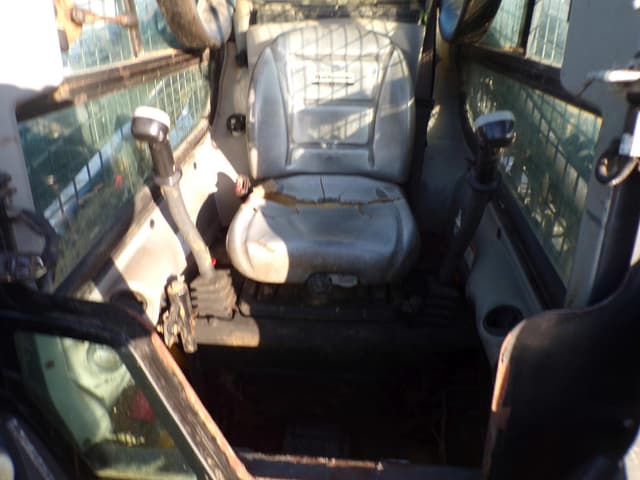 Image of New Holland L220 equipment image 3