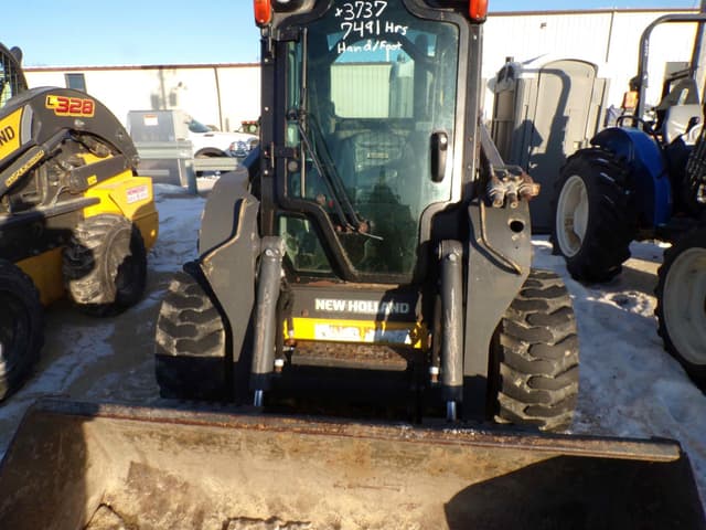 Image of New Holland L220 equipment image 2