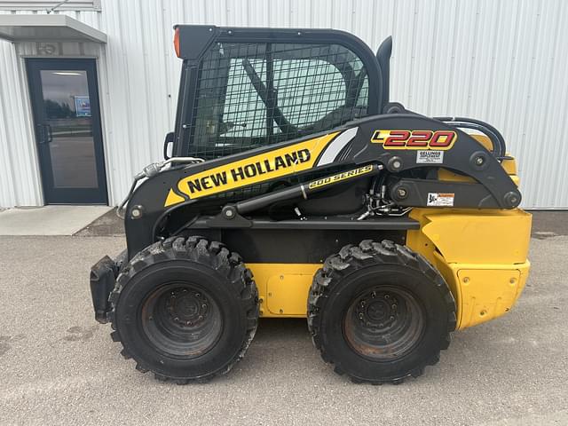 Image of New Holland L220 equipment image 1