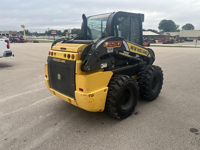 Image of New Holland L220 equipment image 4
