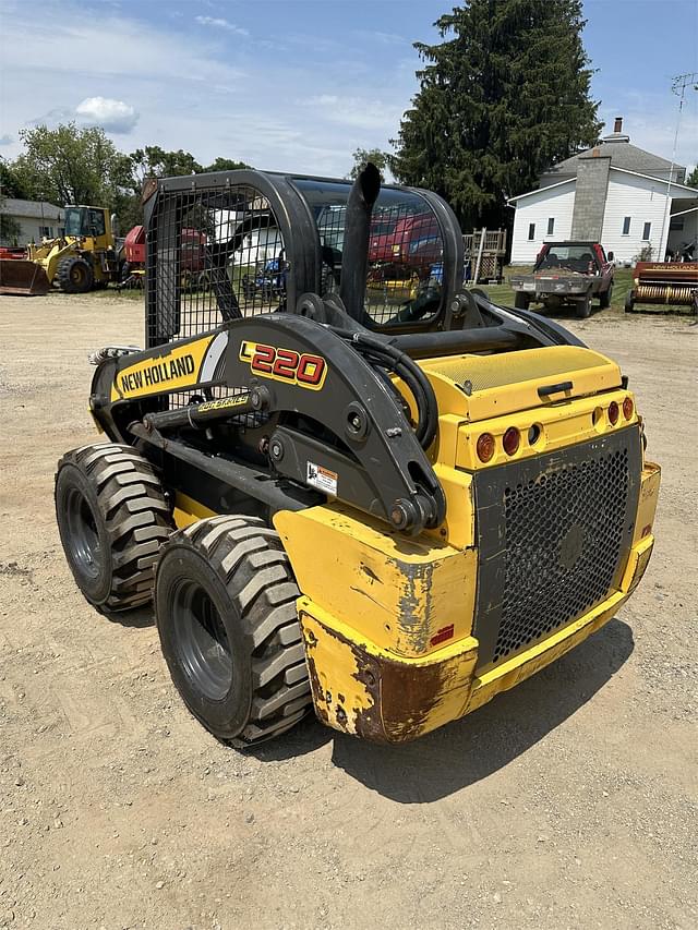 Image of New Holland L220 equipment image 2