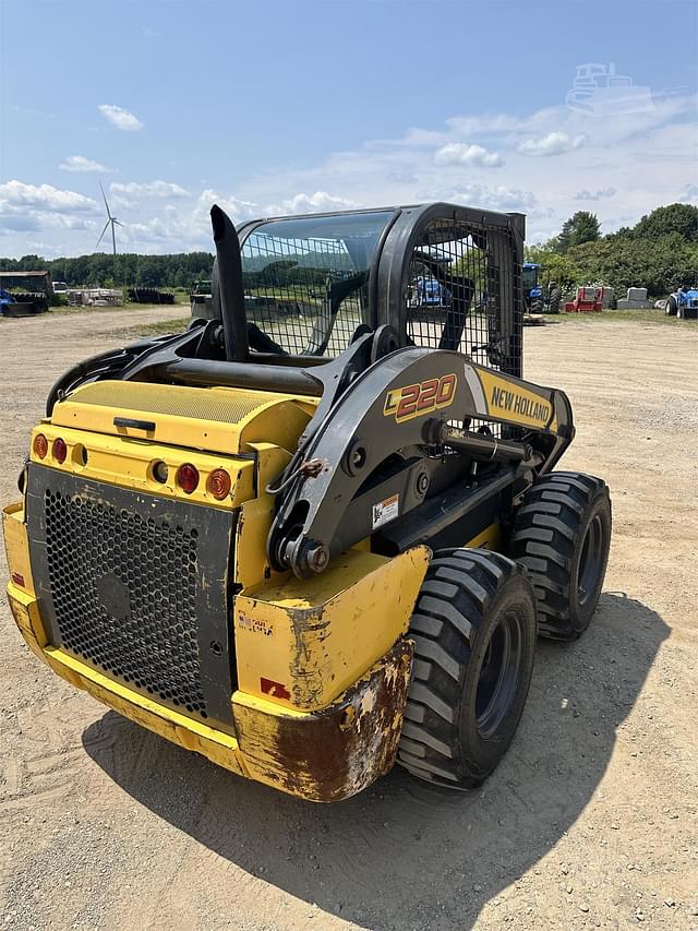 Image of New Holland L220 equipment image 4