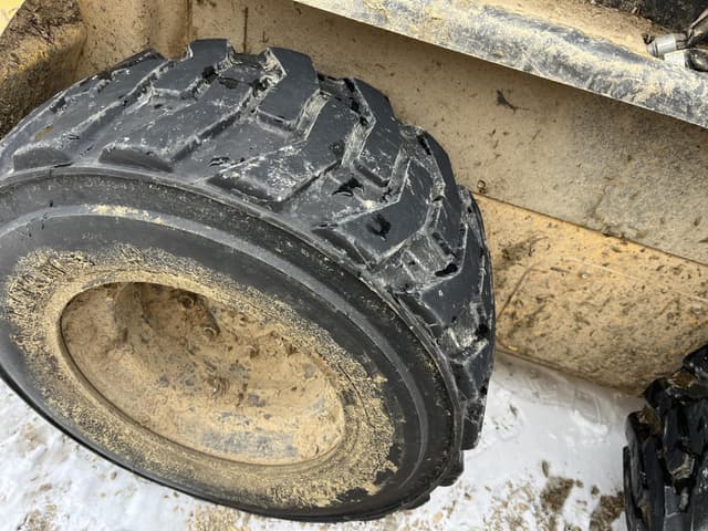 Image of New Holland L220 equipment image 4