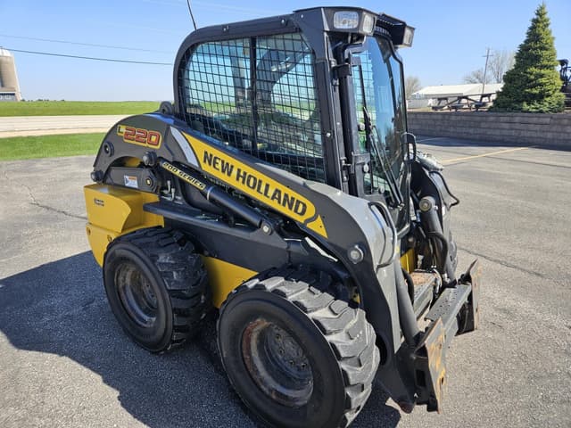 Image of New Holland L220 equipment image 1