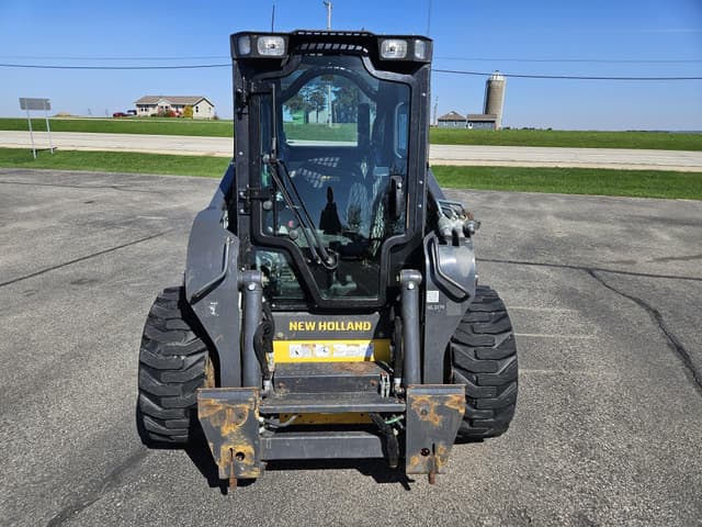 Image of New Holland L220 equipment image 4