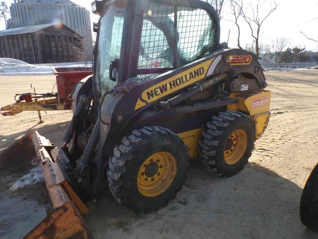 Image of New Holland L220 equipment image 4