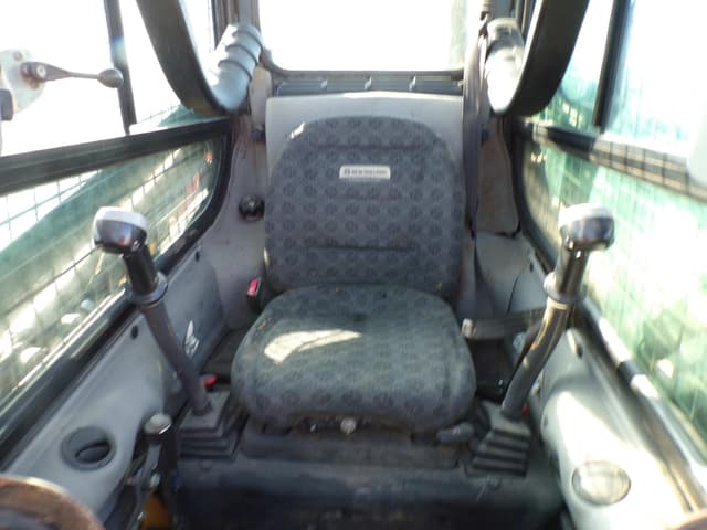 Image of New Holland L220 equipment image 3