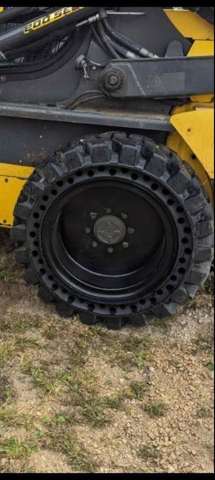 Image of New Holland L228 equipment image 2