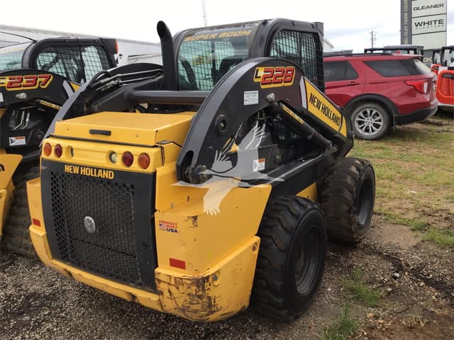 Image of New Holland L228 equipment image 4