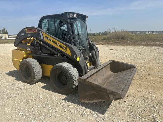 Image of New Holland L228 equipment image 2