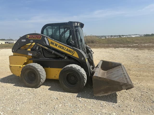 Image of New Holland L228 equipment image 1