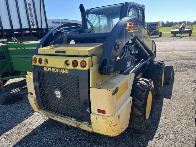 Image of New Holland L228 equipment image 2