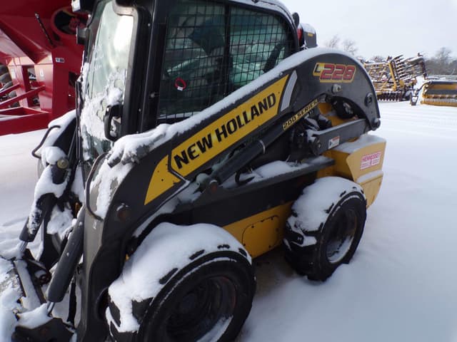 Image of New Holland L228 equipment image 4