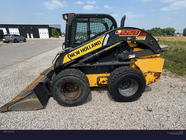 Image of New Holland L228 equipment image 2
