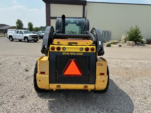 Image of New Holland L228 equipment image 4