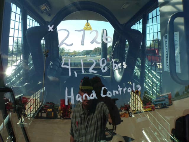 Image of New Holland L228 equipment image 1