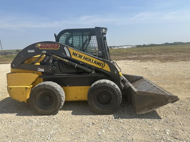 Image of New Holland L228 equipment image 3