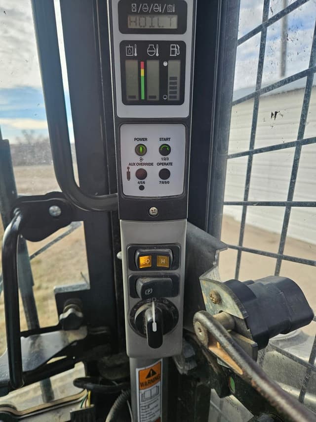 Image of New Holland L228 equipment image 3