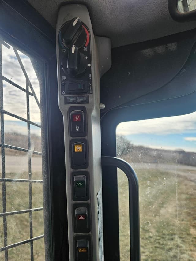 Image of New Holland L228 equipment image 2