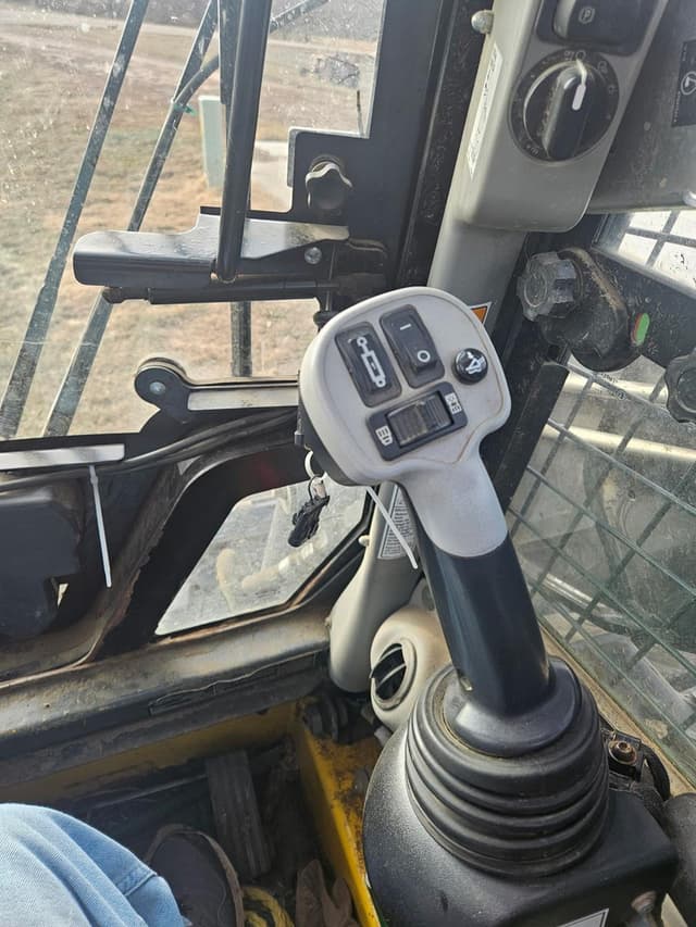 Image of New Holland L228 equipment image 4