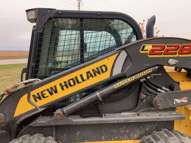 Image of New Holland L228 equipment image 4