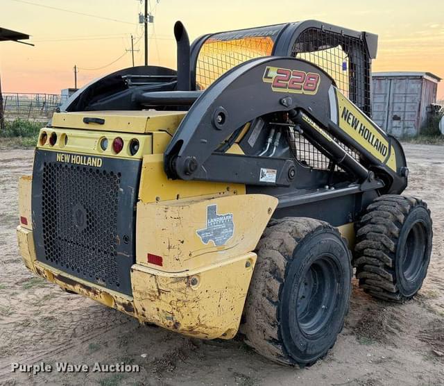 Image of New Holland L228 equipment image 4