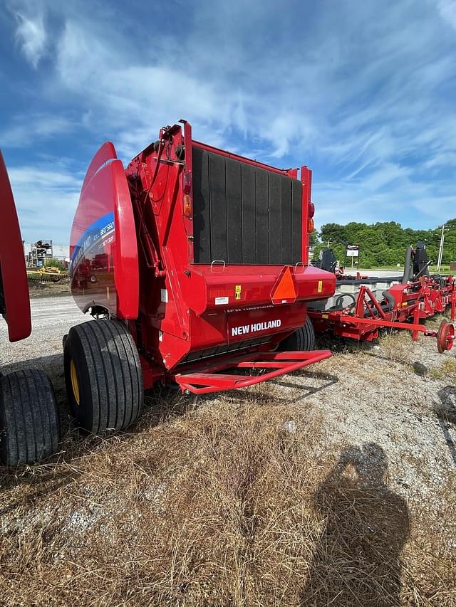 Image of New Holland RB560 Specialty Crop equipment image 2