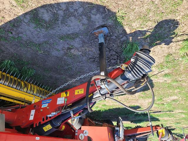 Image of New Holland RB560 Specialty Crop equipment image 4