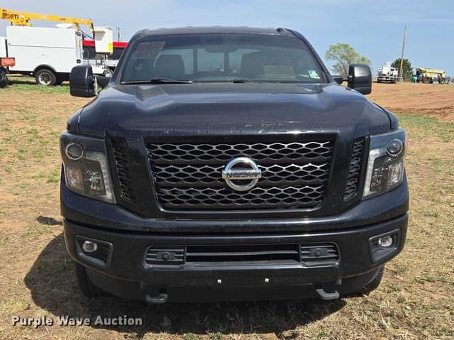 Image of Nissan Titan equipment image 1