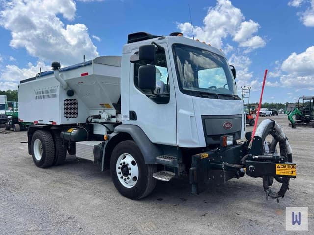 Image of Peterbilt 220 equipment image 3