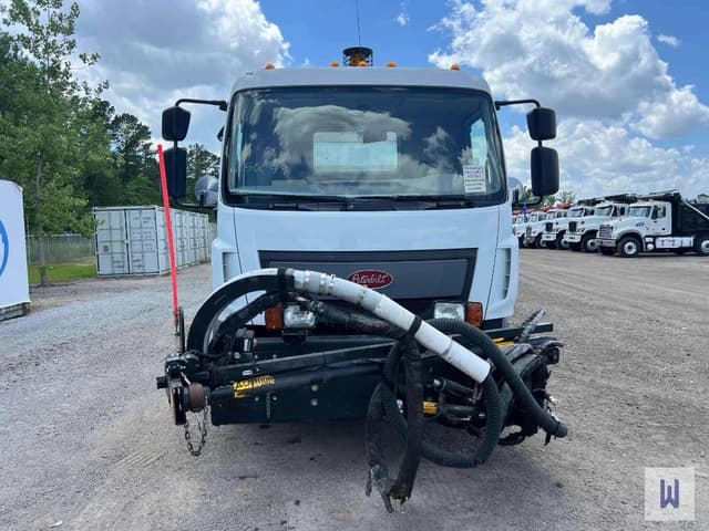 Image of Peterbilt 220 equipment image 2