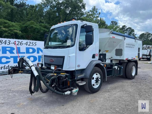 Image of Peterbilt 220 equipment image 1