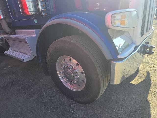 Image of Peterbilt 379 equipment image 4