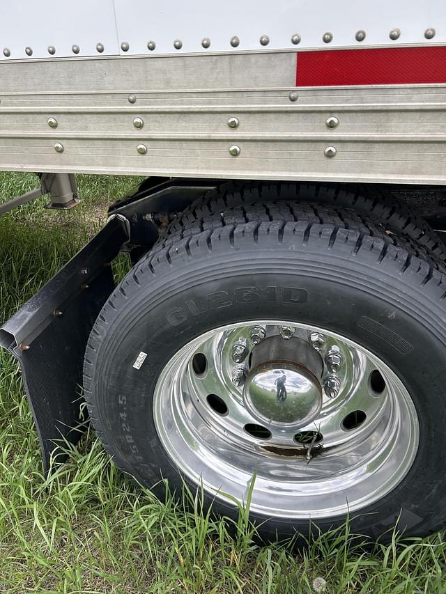 Image of Peterbilt 389 equipment image 4