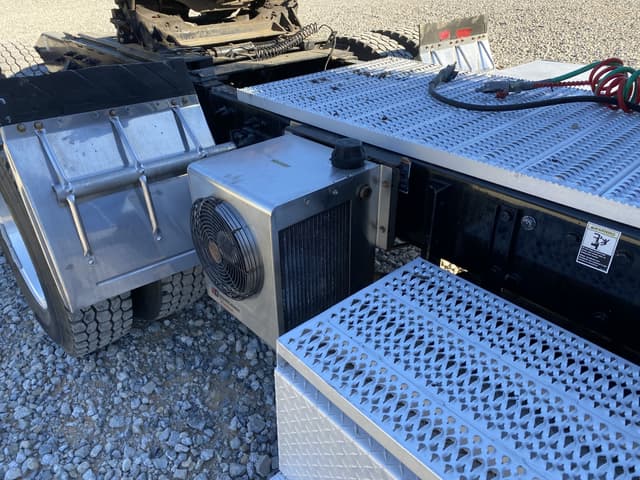 Image of Peterbilt 389 equipment image 4