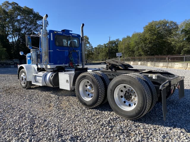 Image of Peterbilt 389 equipment image 1