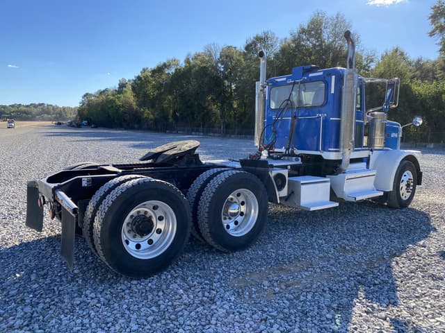 Image of Peterbilt 389 equipment image 2