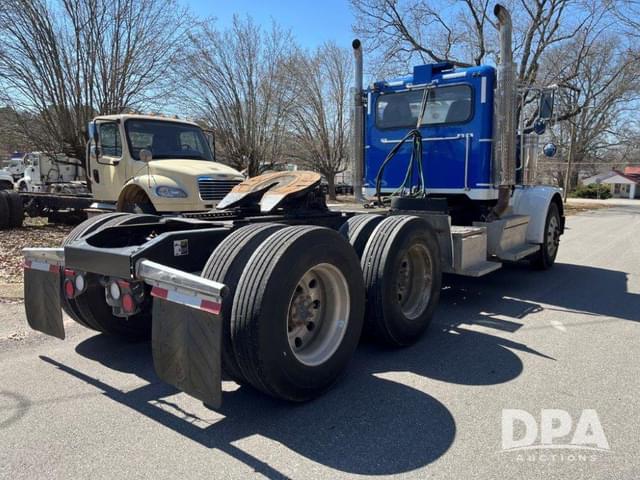 Image of Peterbilt 389 equipment image 4