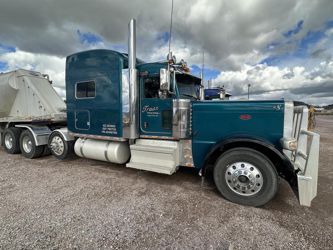 Image of Peterbilt 389 Primary image