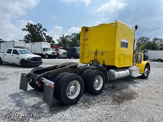 Image of Peterbilt 389 equipment image 4