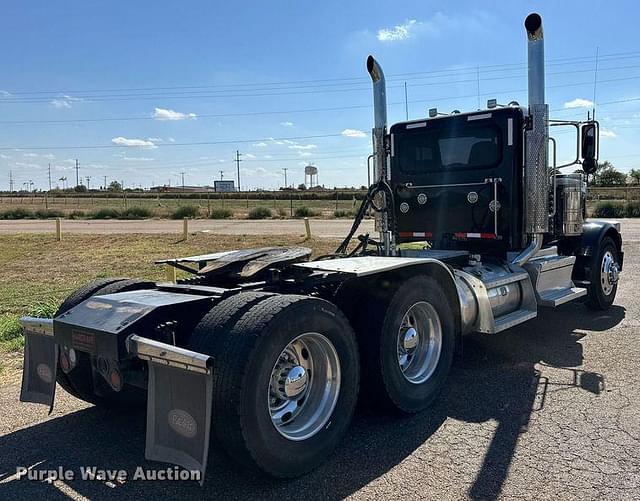 Image of Peterbilt 389 equipment image 4