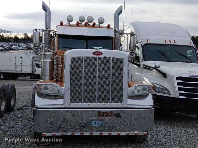 Image of Peterbilt 389 equipment image 1