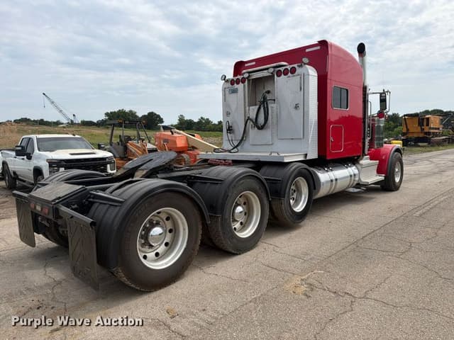 Image of Peterbilt 389 equipment image 4